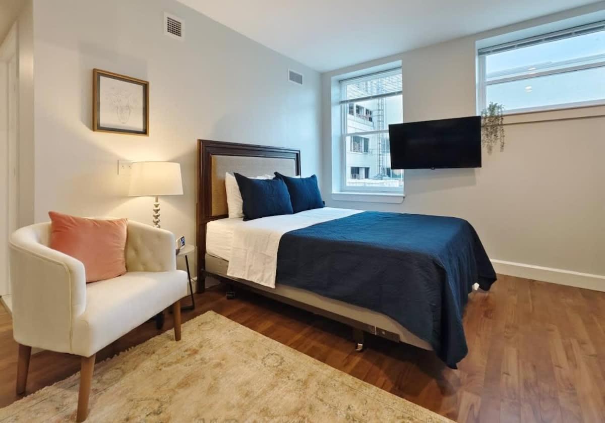 Apartment Fun Cozy Apts - 1 25 Mile Walk To Tiaa Bnk Fld *